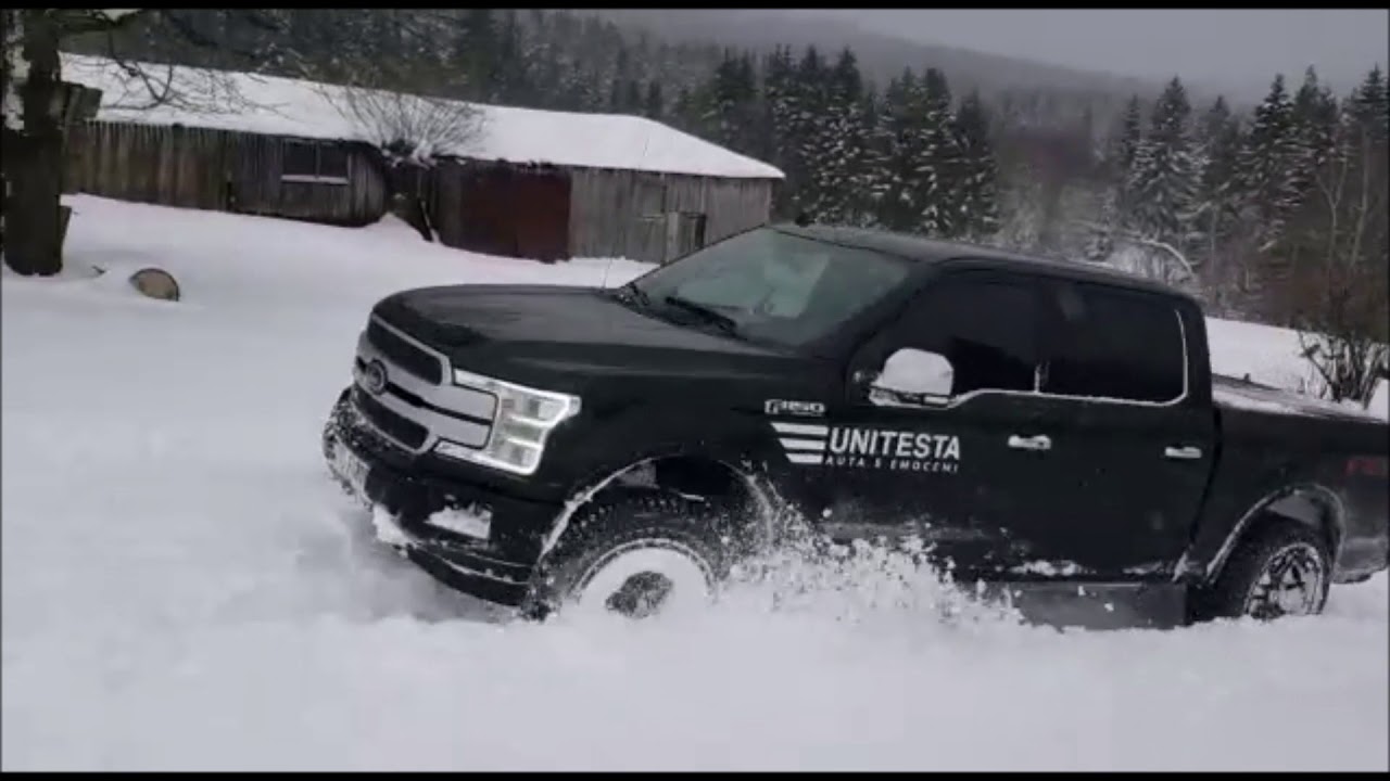 2019 Ford F150 na sněhu
