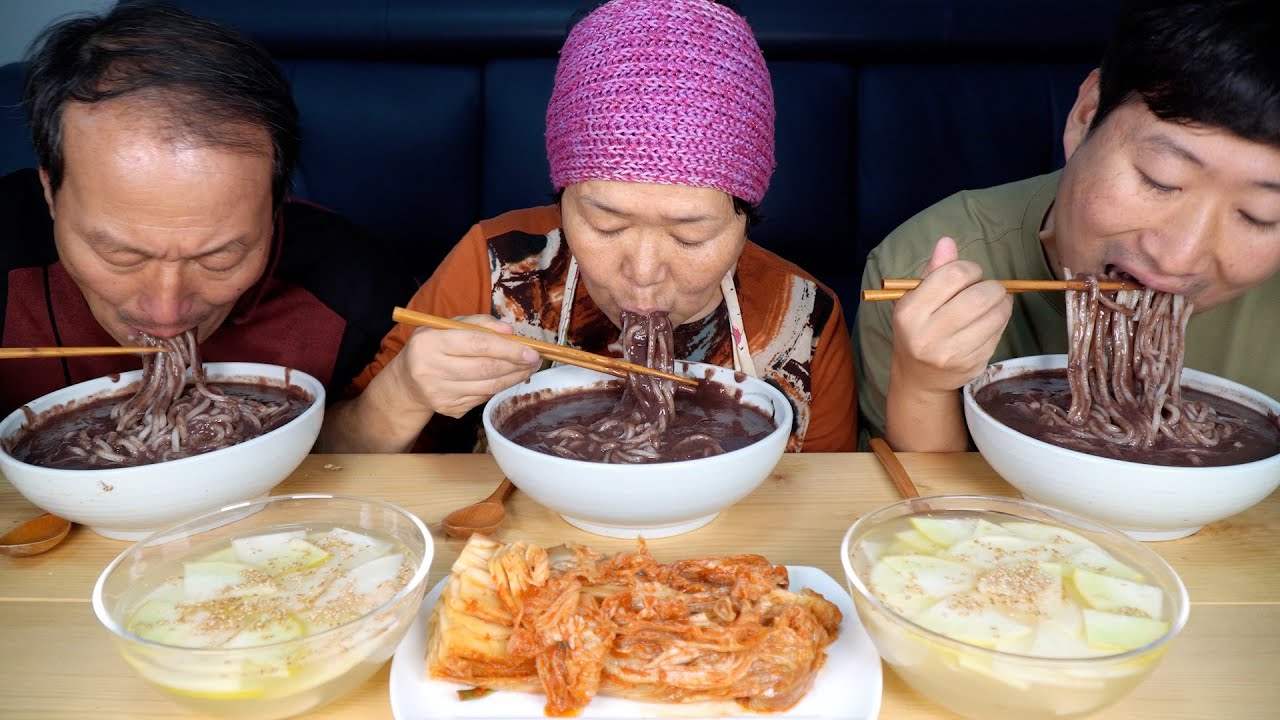 새알 듬뿍 넣어 가마솥에 푹 끓인 팥죽! 팥칼국수!~ (Red bean porridge with chopped noodles) 요리&먹방!! - Mukbang eating show