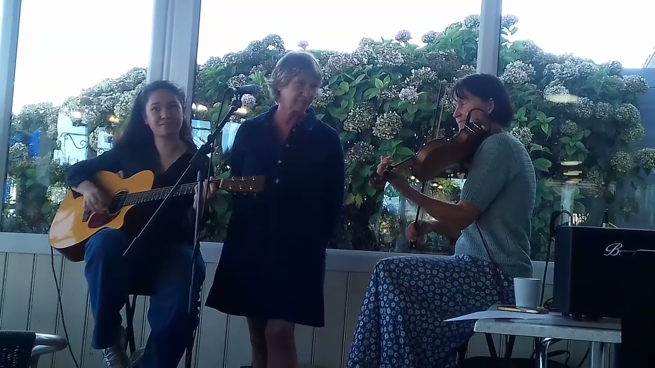 Mira Moon River - Debbie, Kathy and Tilly en YouTube Mira Moon River - Debbie, Kathy and Tilly en YouTube