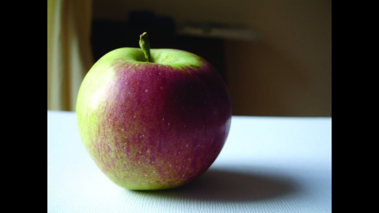 Глупое яблоко. Яблоко. Яблоко на столе. Ялоео ГП столе. Яблоко лежит на столе.