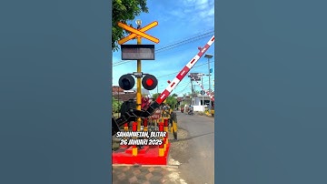 Palang kereta wantech menutup di perlintasan kereta api blitar