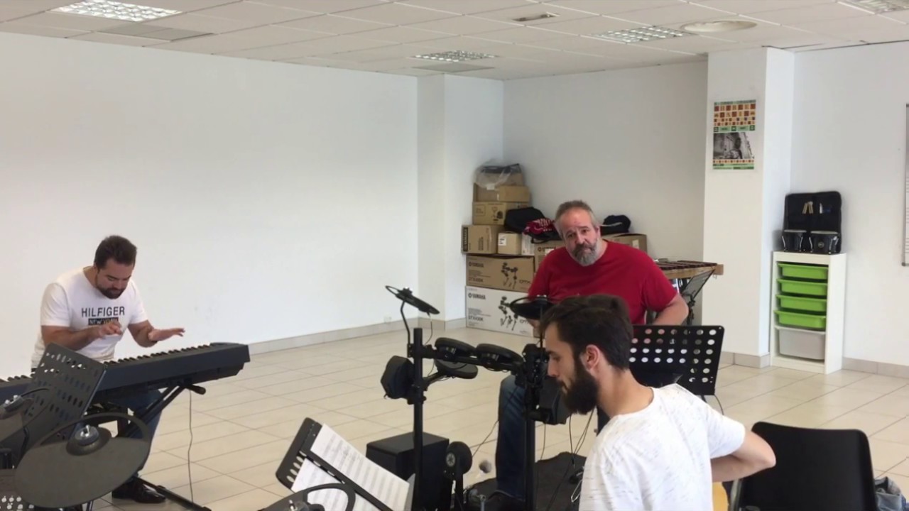 Combo musical | Ensayo de tema pop para teclado, bajo, batería electrónica y voz | Sanchinarro infantile systemic hyalinosis