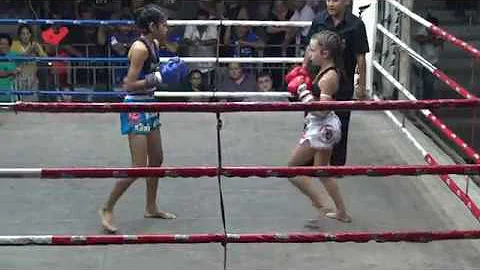 Jodie McCarthy (Tiger Muay Thai) vs Petrat Sittipr...