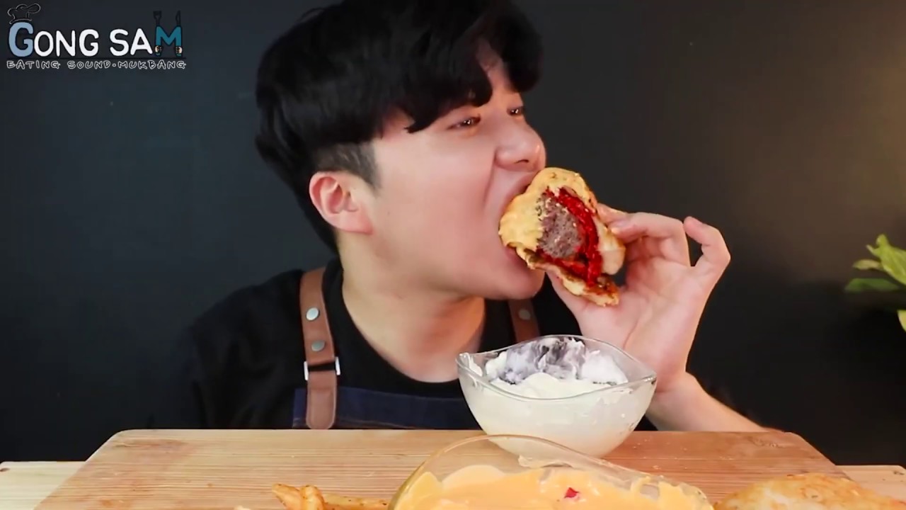 ONLY BITES SOUND EATING SOUND MUKBANG ASMR CHEETOS STEAK BUGGER