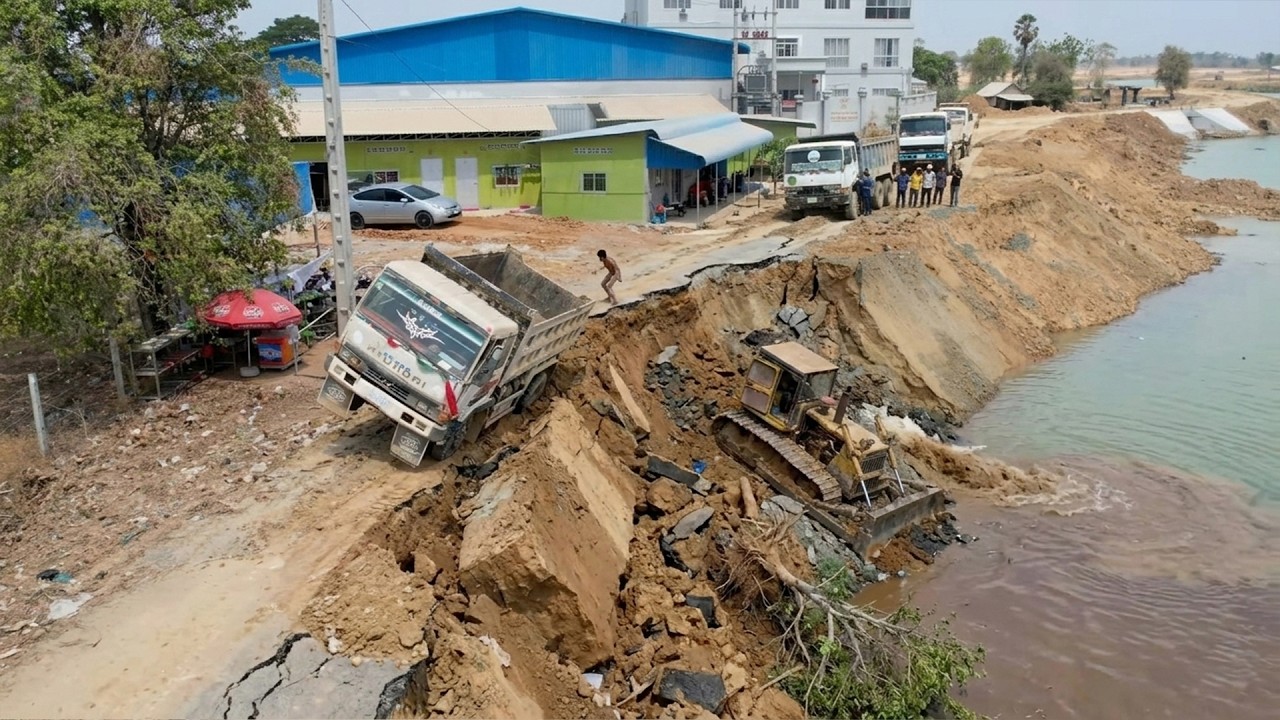 Optimal Construction! Bulldozer Push Soil and Dump Truck Dumping Soil into Canal to Widen Canal Road