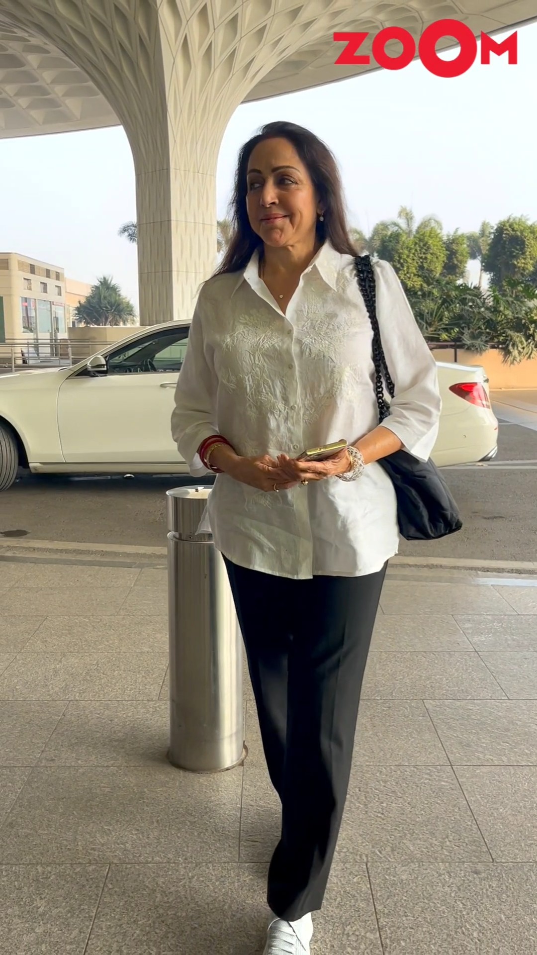 Hema Malini greets paps before heading for the security check at the airport ? #shorts #hemamalini