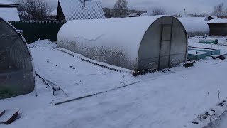 Нас завалило снегом! Обзор погоды, огорода и теплицы с томатами 12 апреля.