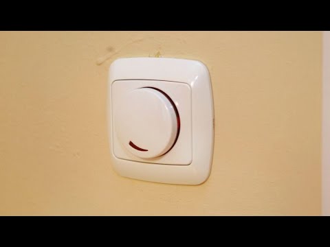 Video: ¿Cómo se quita un interruptor de luz de un regulador de intensidad?