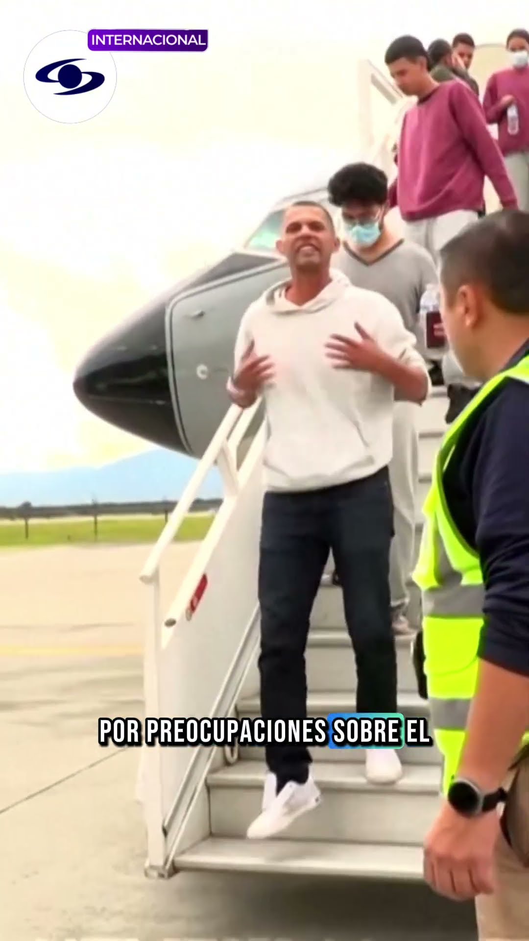 Colombianos deportados por EEUU llegan a Bogotá tras crisis con Trump