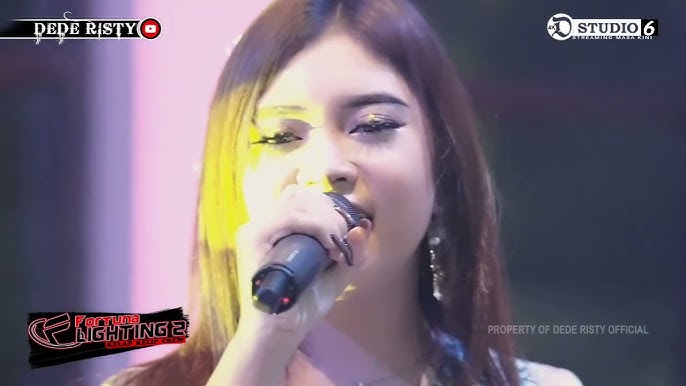 Oyogini yalaydi va ularga cums qiladi