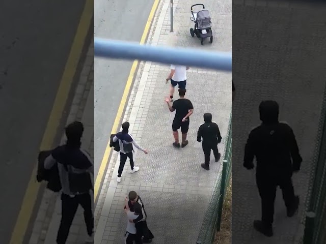 Jóvenes amenazan a plena luz del día a un padre con un carrito de bebé en Bilbao class=