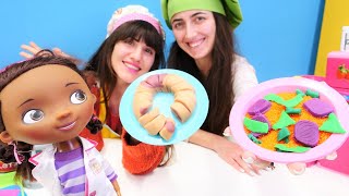 Hamur oyunları Sevcan ve Ümit  Dr. McStuffins için kek ve kısır yapıyor Yemek yapma videosu