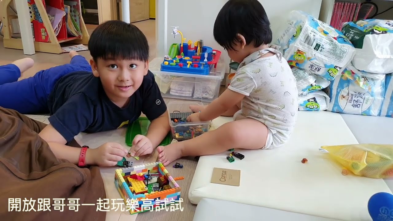 倆兄弟和爸爸在家日常,哥哥和弟弟玩的友愛互動,弟弟不吃樂高了|咚1y4m23d 桐8y1m - YouTube