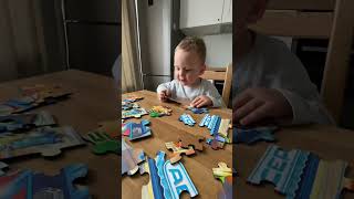 Собираю пазл 🧩 часть 1 #лева #малыш #юныйблогер #детство #игры