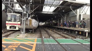 飛田給駅の踏切を渡りながら駅構内を見た景色とホームに停車中の京王線上り各駅停車8000系
