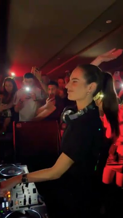 ON DEEWANA HU DEEWANA SONG DJ OPERATING BY A HOT GIRL🥵🔥 AT FULL 😈 ATTITUDE 😈 #shorts #attitudestatus