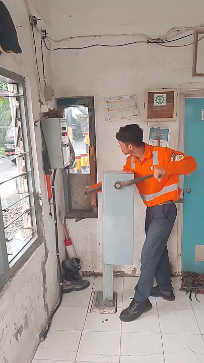 Memutar tuas untuk menurunkan palang pintu‼️Perlintasan Kereta api JPL 144 #daop4 #perlintasankereta