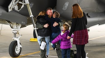 Heartwarming Military Homecoming – US F-35 Fighter Pilot Returns Home After Deployment