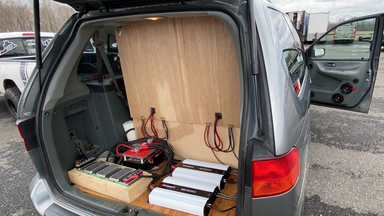 DUAL SUBWOOFERS TEAR UP THIS MINIVAN! YouTube