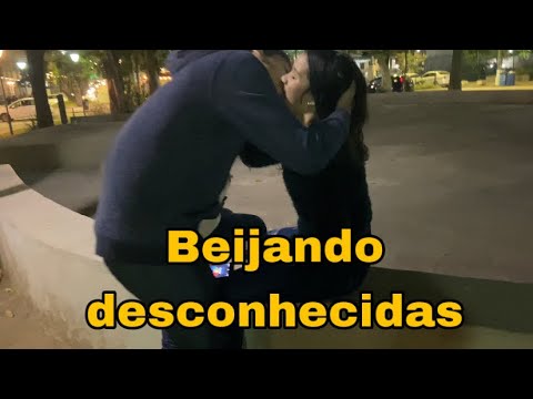 Beijando desconhecidas com desafio(roleta do beijo)parte 7 Petrópolis