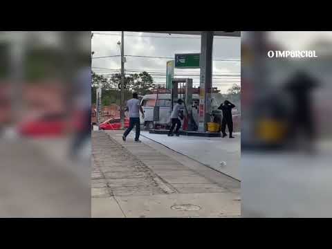 Kombi pega fogo em posto de gasolina em São Luís