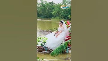 Chú rể lội nước kéo “xe hoa đặc biệt” đưa cô dâu về nhà chồng