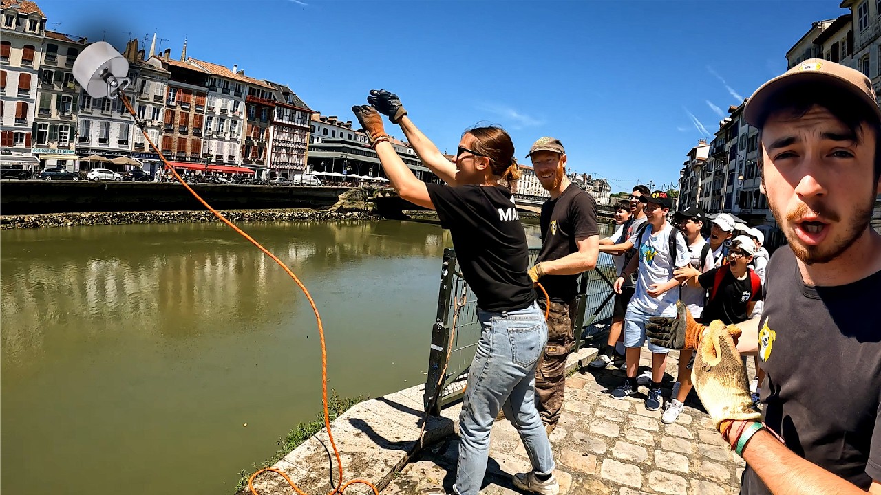 Мы пробуем ловлю на магнит в центре этого города на французском побережье Атлантического океана.