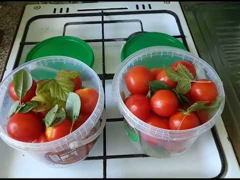 Соленые помидоры - YouTube