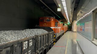 《本日鐵道焦點》7501次貨物列車松山站開車離站  本務E305電力機車+次位回送R31柴電機車  壯觀的長編組國軍裝甲車軍運列車  2024/10/29