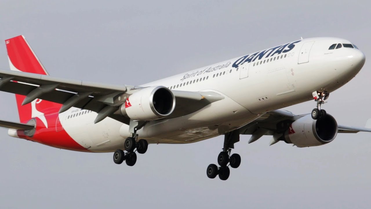Qantas A330-202 Landing into Melbourne Airport - [VH-EBJ]