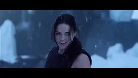 Resident Evil: Retribution - Jill and Rain vs Alic...