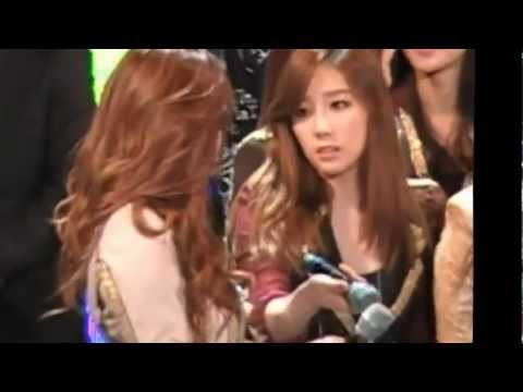 121113 SNSD Girls' Generation Taeny microphones have problems Tae keep them Fany