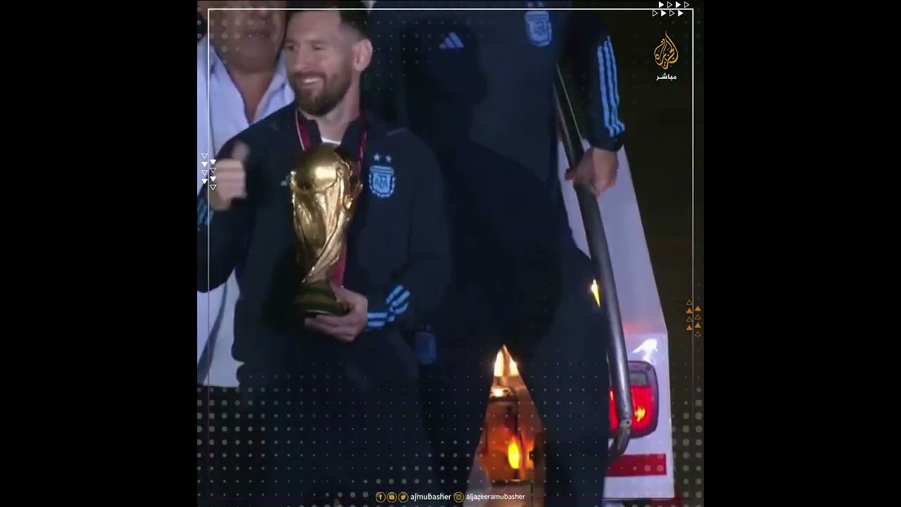 من الطائرة.. ميسي حاملا الكأس🏆 طائرة المنتخب الأرجنتيني تصل بيونس آيرس