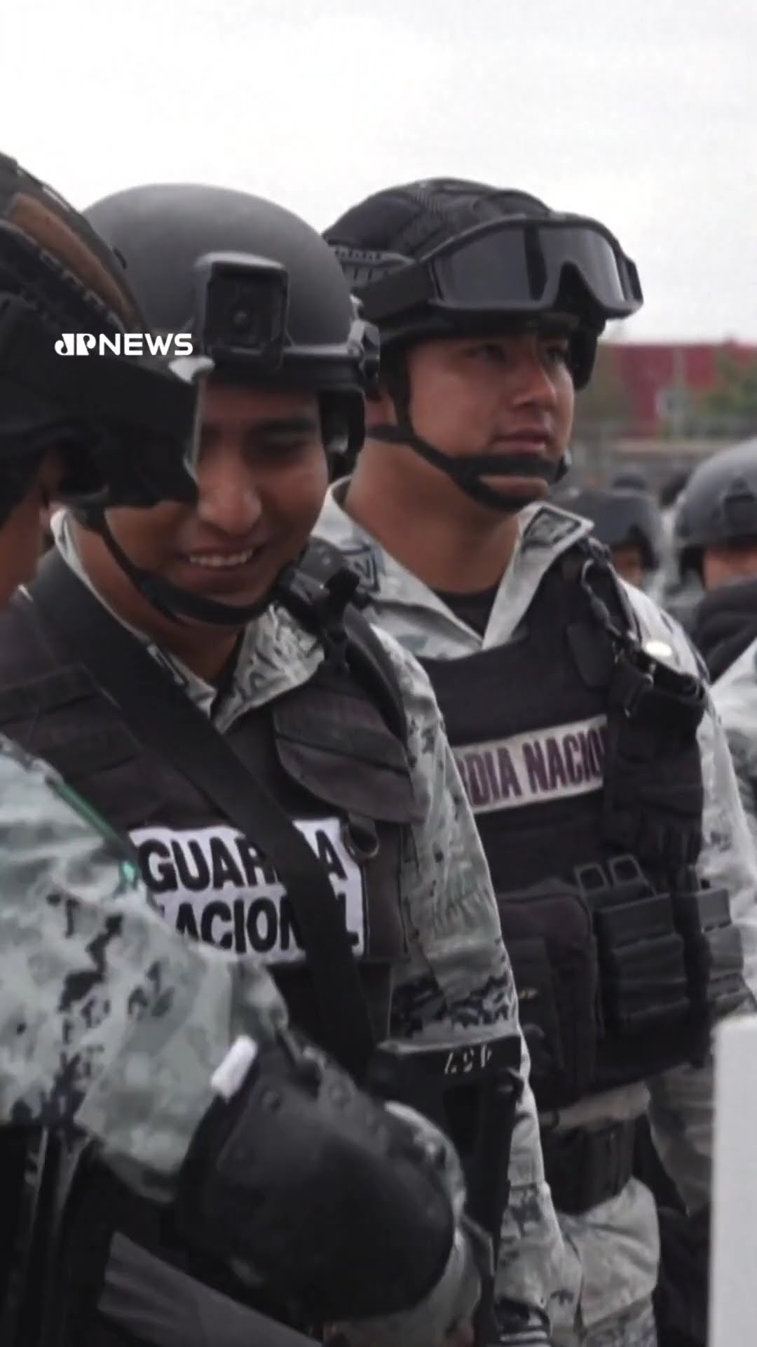 México envia 10 mil militares à fronteira após acordo com Trump para adiar tarifas #shorts