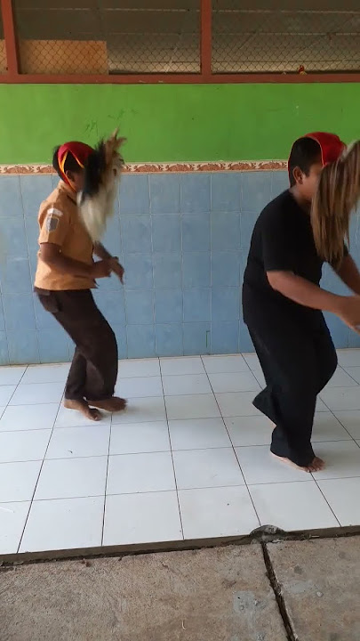 Latihan tari Bujang Ganong. Namanya saja latihan.