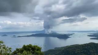 Вулкан Тааль на Филиппинах. Извержение вулкана Тааль в январе 2020.