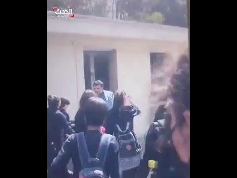 نعتنه ب الوقح طالبات إيرانيات ينزعن الحجاب أمام مسؤول من المتشددين