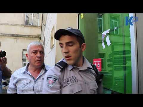 პლაკატების გაკვრა ქუთაისის მერიასთან