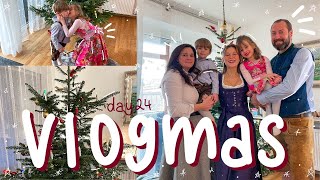 VLOGMAS DAY TWENTY FOUR: Christmas Eve with my family // nice dinner, presents and games