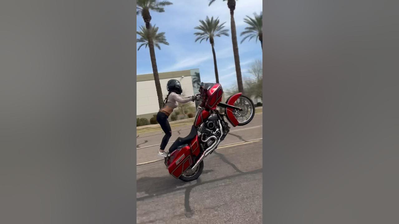 She 5’2 and can wheelie a bagger 🤯 harleydavidson wheelie 