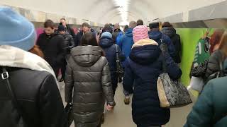 Утренний час-пик в минском метро, переход со станции Купаловская на Октябрьскую