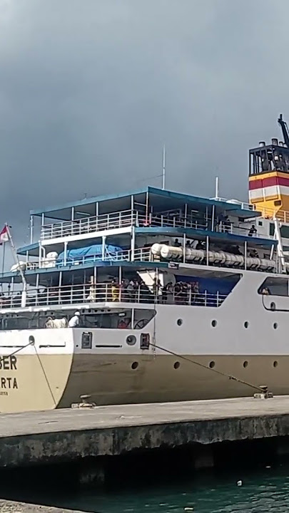 detik-detik kapal KM. Leuser tiba di pelabuhan Ambon