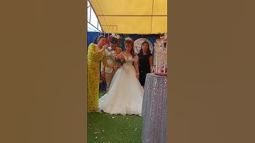 Tháp ly khui rượu sâm banh trong đám cưới