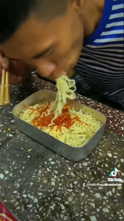 pria makan mie