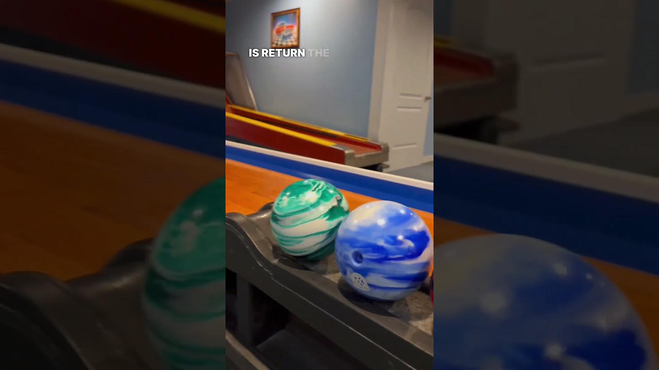 Специально построенная, уменьшенная вдвое дорожка для боулинга! 🎳