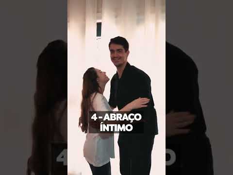 Vídeo: 3 maneiras de abraçar romanticamente sua namorada