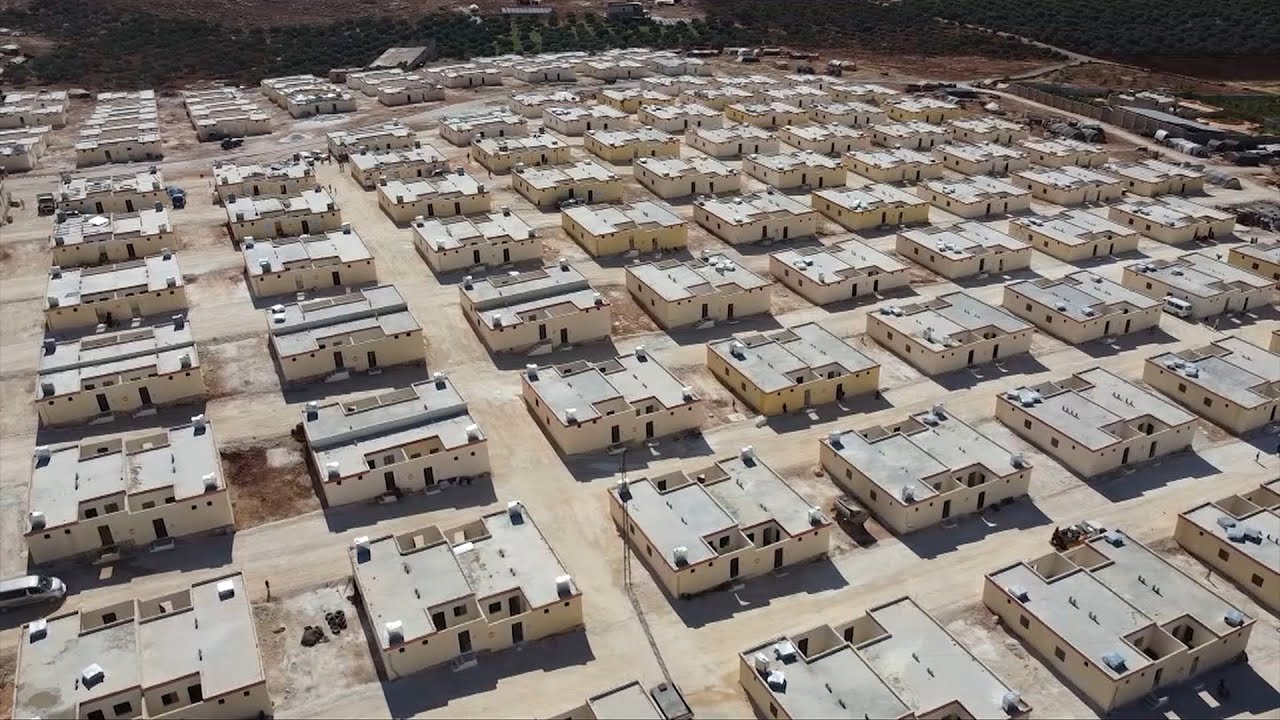 نقل العوائل من الخيام إلى مشروع سكني في إدلب