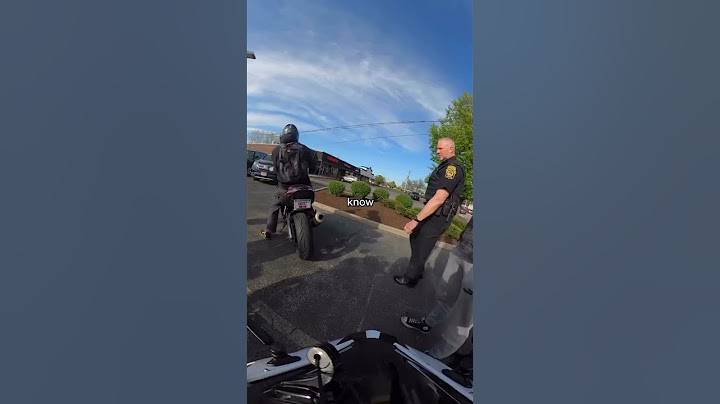 Motocykliści podnoszą płytę, przyłapani przez policjanta #motocyklista #życierowerowe #rower #szorty