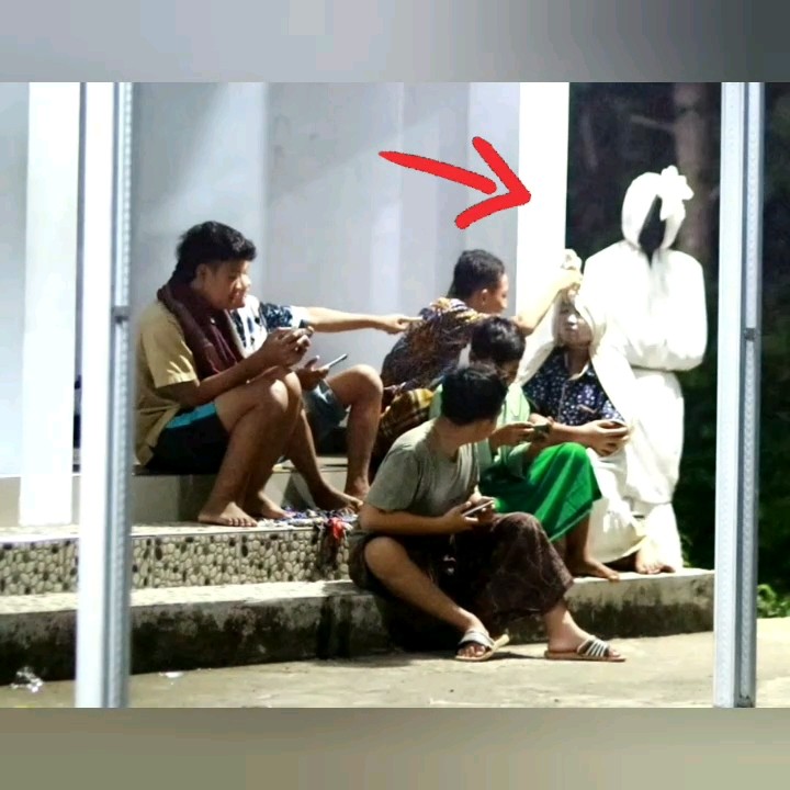 Prank pocong ketemu pocong asli😱 lihat sampe akhir, asli bikin merinding #pocong #prank #ghost