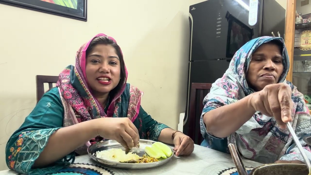 মা আমার জন্য একদিন ও রান্না করে নাইনোয়াখালী গেলে সে রান্না করবে